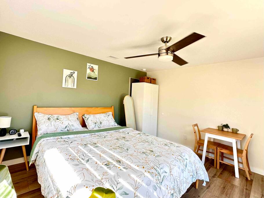Private Entrance & Bath BR w/King Bed.10'to Disney