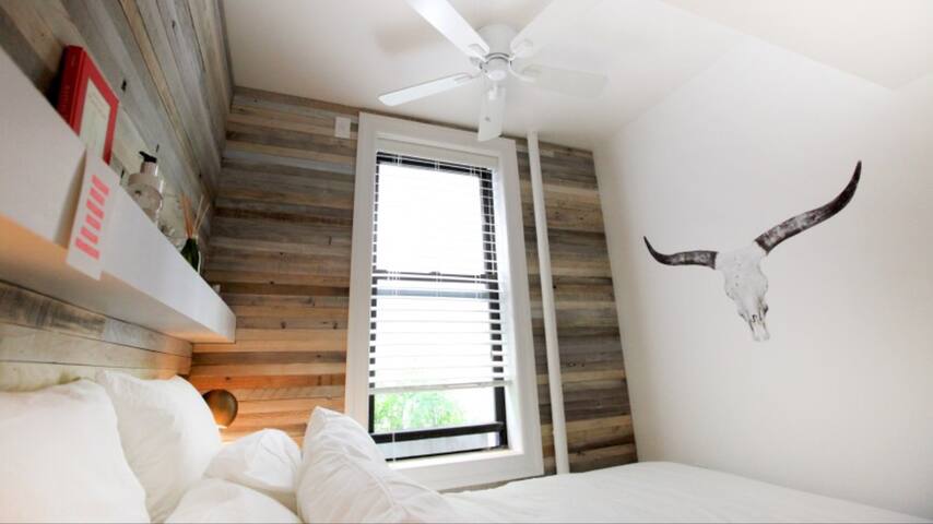 Lovely 2 Bed Condo in Amazing Location gallery image 4