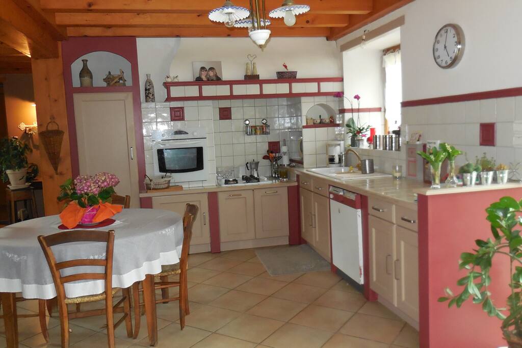 Cuisine intégrée plein pied avec terrasse