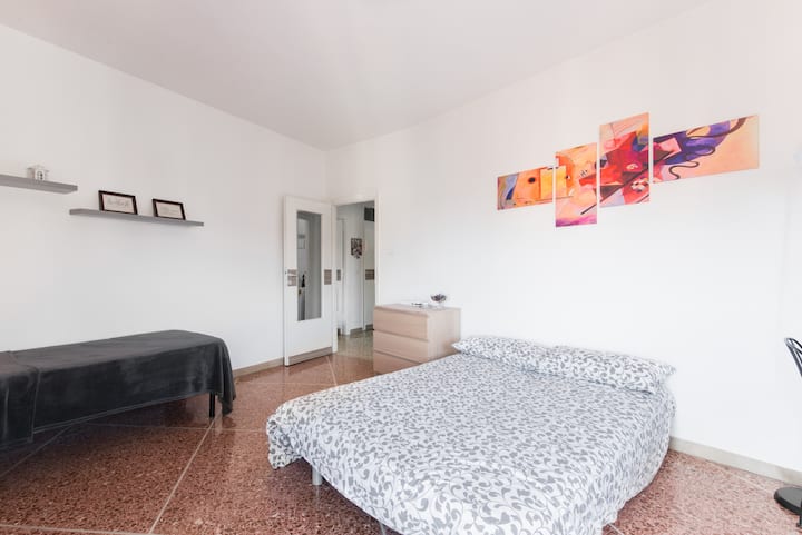 חדר עם ספה נפתחת זוגית