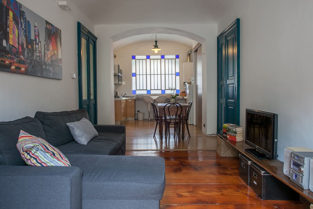 Soggiorno con divano letto e vista sulla cucina