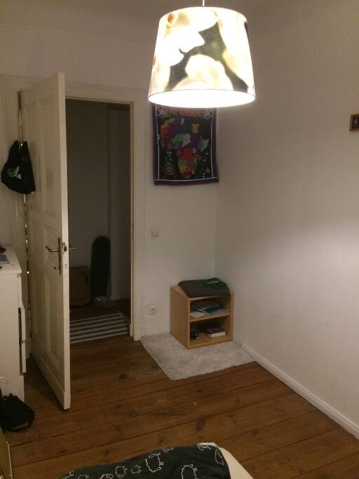 Das Schlafzimmer von der Fensterseite aus.