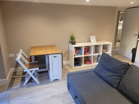 Lovely basement flat near train station & centre