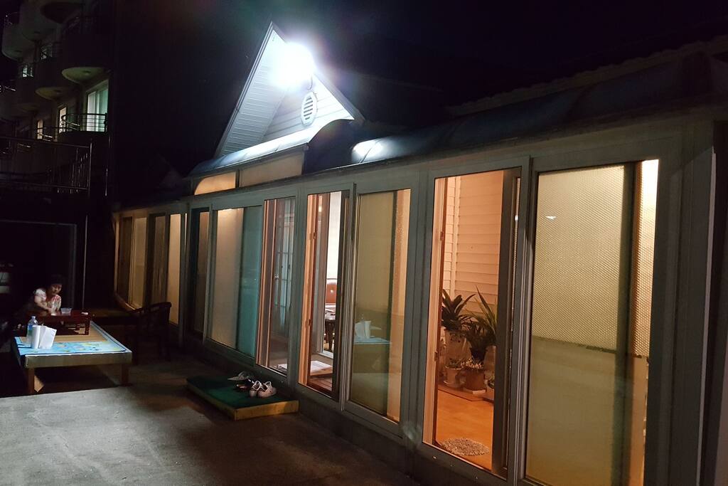 민박 거실 입구