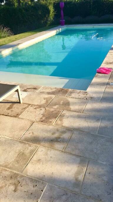 La piscine chauffée à 29 degrés 10 x 4 m