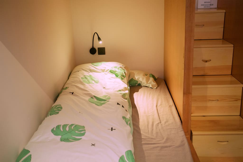 这是睡觉的单人床有种回到学生时代的feel呢(single bed )