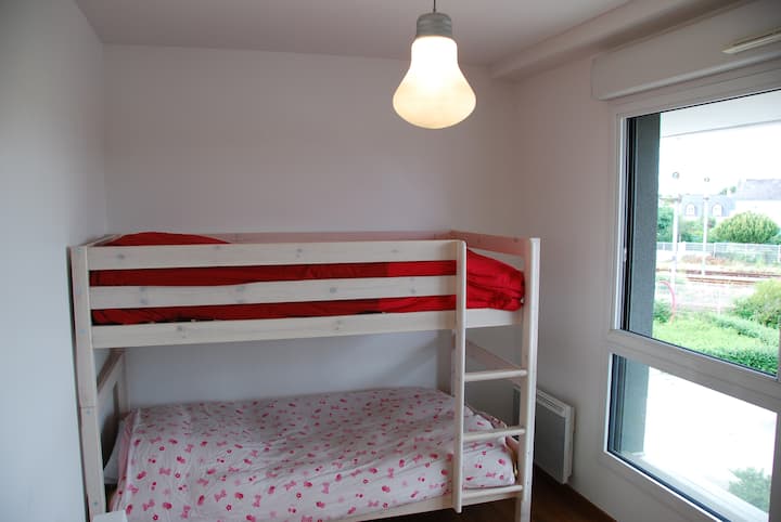 חדר עם מיטת קומותיים