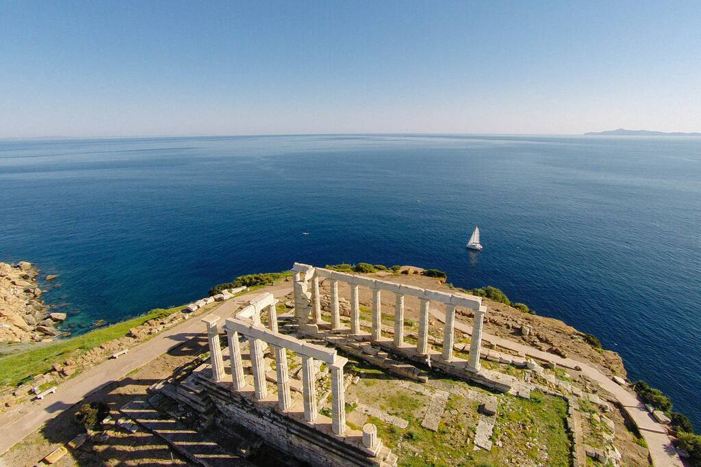 Daily or weekly sailing excursions in nearby islands!