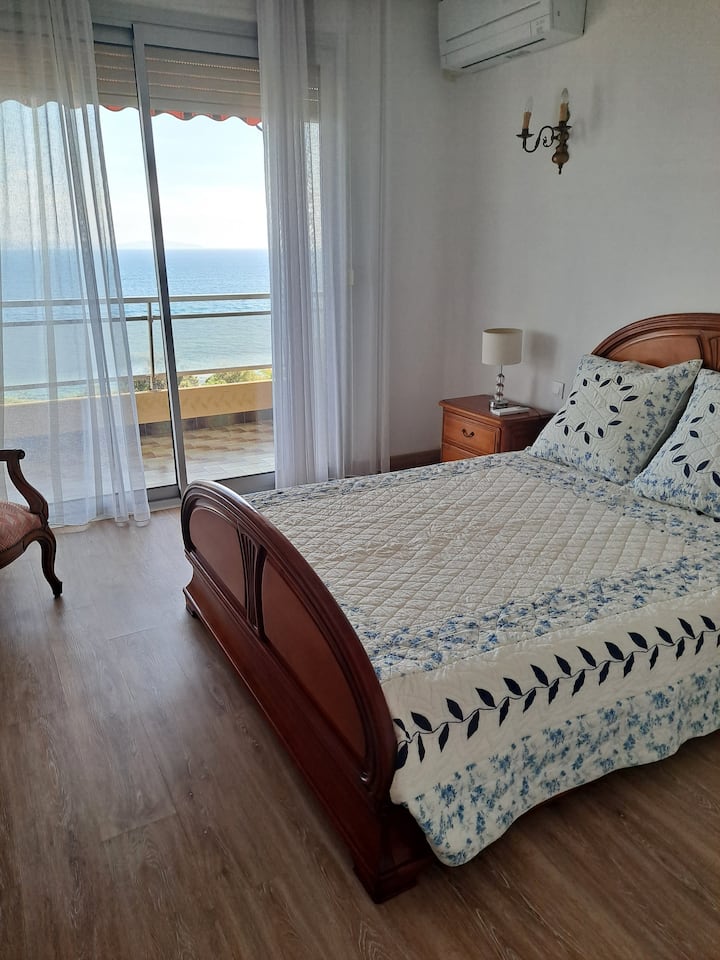 Chumba cha kulala cha kiwango cha juu kilicho na mwonekano wa bahari