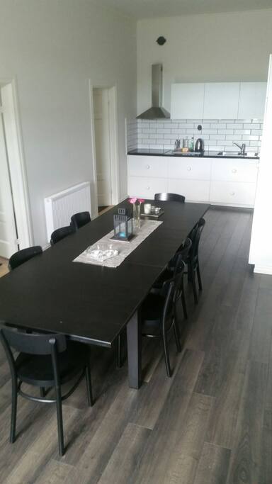 Kök och matplats med plats till 10 personer.