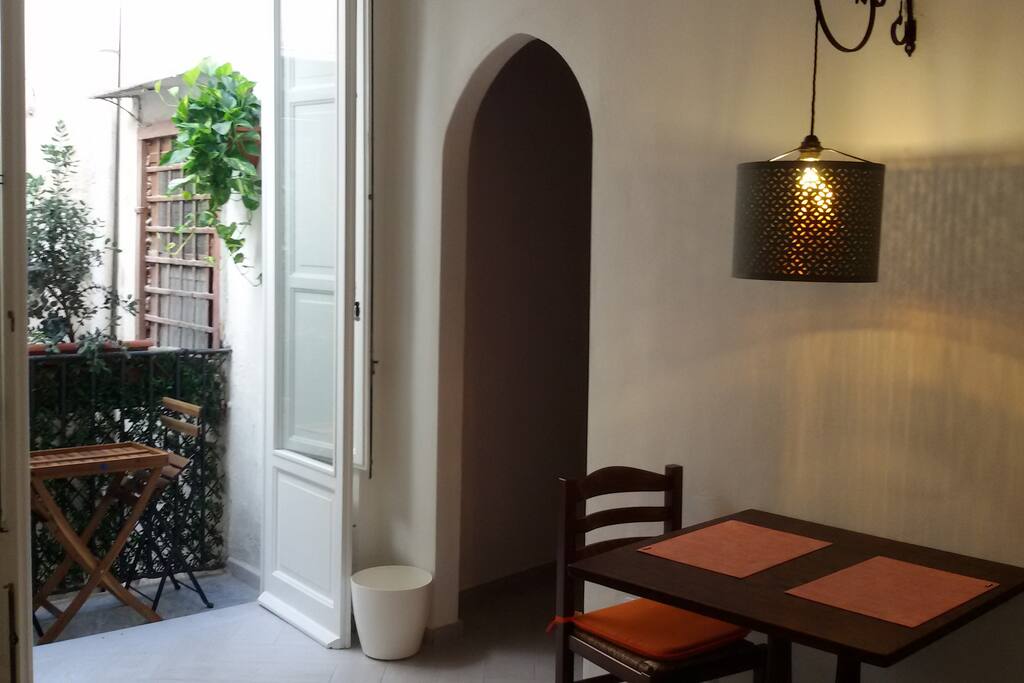 Un balconcino per la colazione o un bicchiere di vino la sera in completo relax