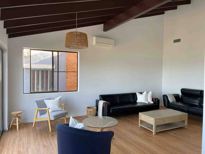 Beachfront Entire House, Views, Opp Beach, Aircon. - Old Bar
