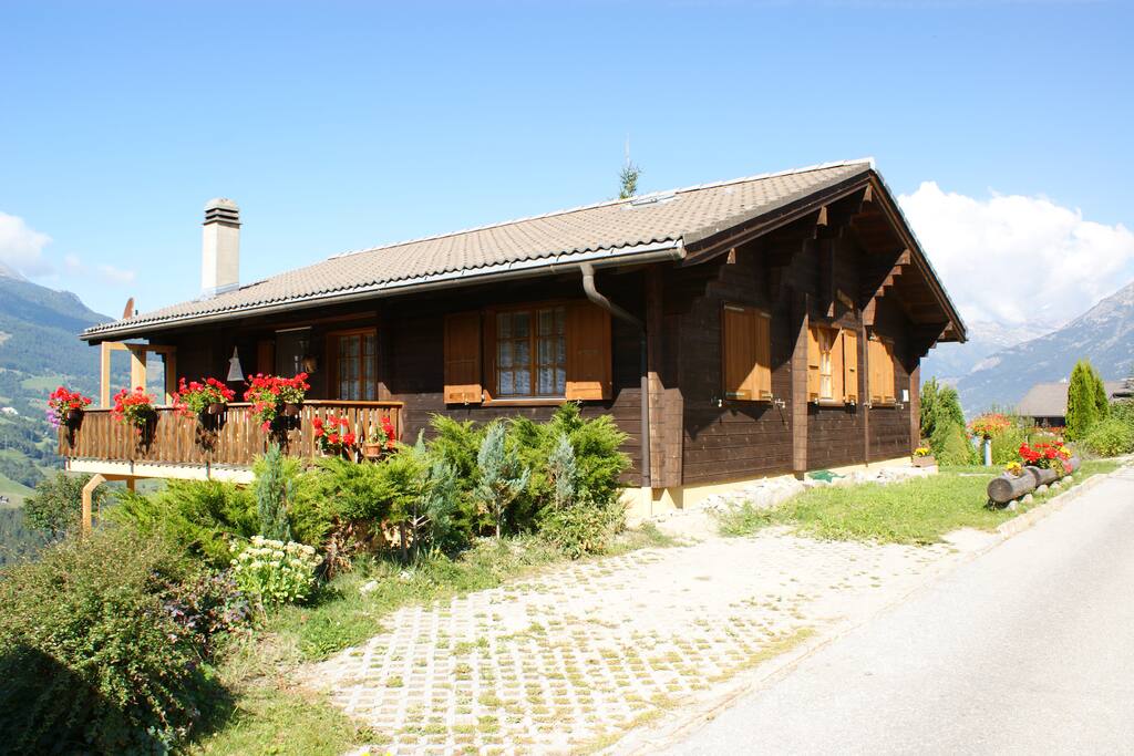 Chalet und Parkplatz (Ost)