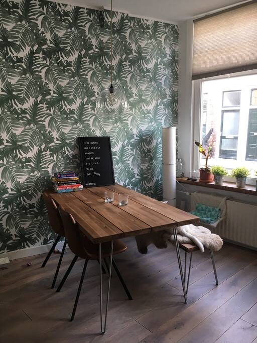 Livingroom with dining table