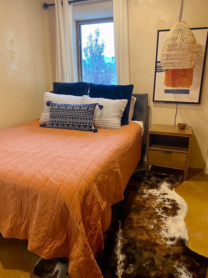 Táto útulná druhá spálňa má manželskú posteľ s výhľadom na predné nádvorie a krásny výhľad na Mesa. 