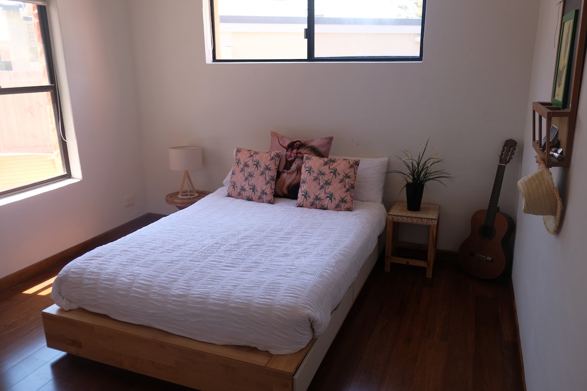 卧室2配有双人床