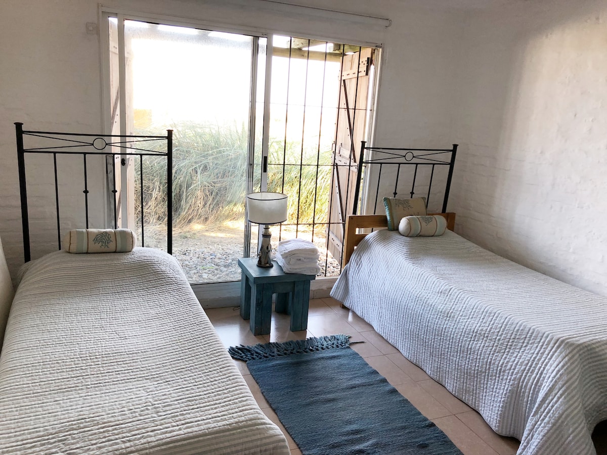 3. spálňa s rolovacím kolieskovým kolieskom, mriežkou a roletou 