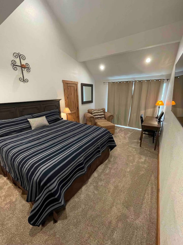 主卧设有专用办公桌区域、观看电视或穿滑雪装备的躺椅、拱形天花板、专用暖气和空调以及漂亮的浴室。