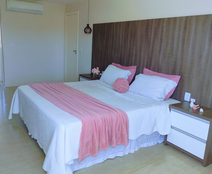 Habitación 1 con aire acondicionado en suite, ventanas opacas, TV con acceso a Google Home o espejo tu programa favorito desde tu propio teléfono. También tenemos una cama nido en esta habitación. 