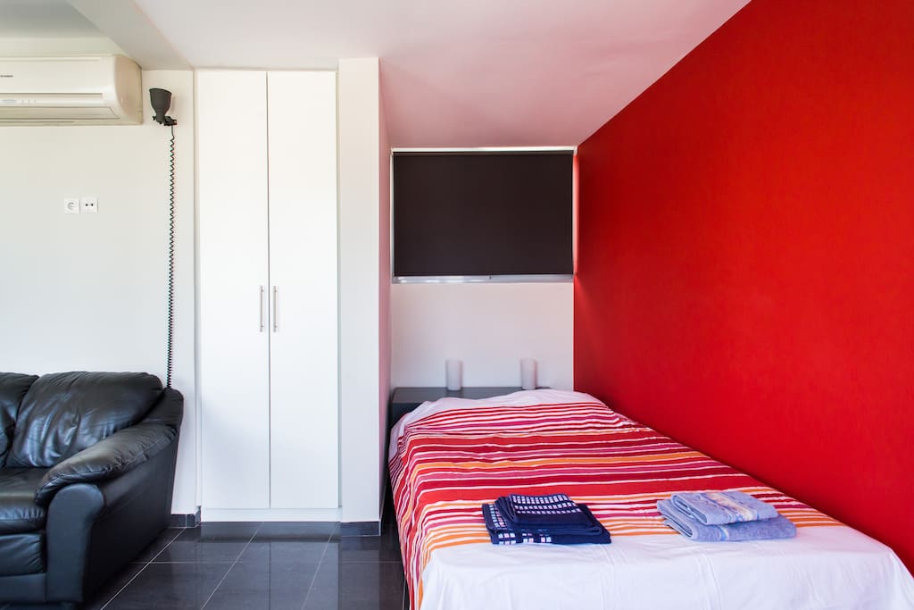 Don't let the picture fool you : the bed is large enough for two people (140x200)
