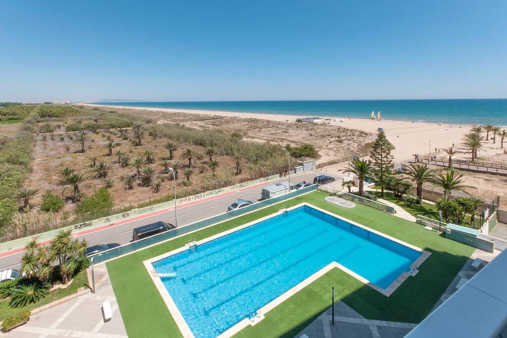 Piscina Comunitaria con sombrillas y tumbonas