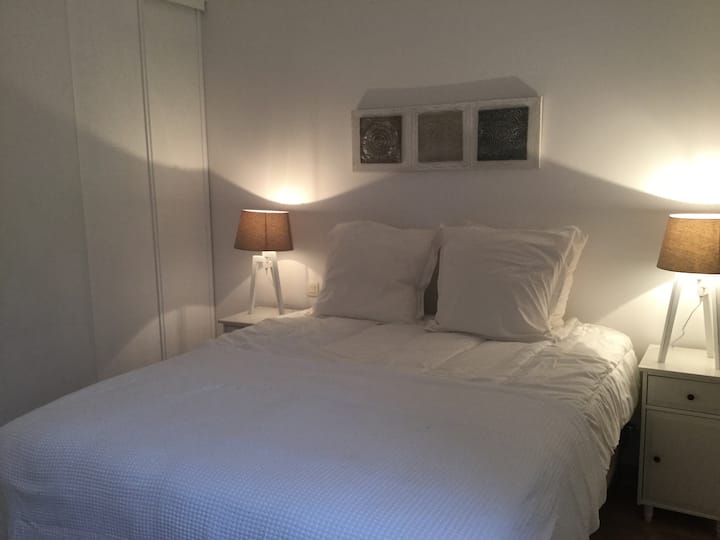 Spálňa 2 - veľká manželská posteľ (160 cm x 200)