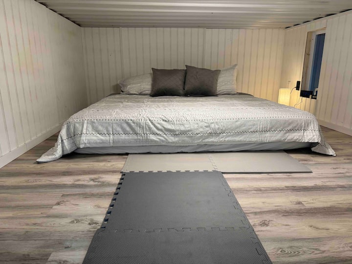 Segunda cama tamaño king en el loft.  Para acceder a esta habitación, debes subir escaleras desplegables. Capacidad de 300 libras en las escaleras.
