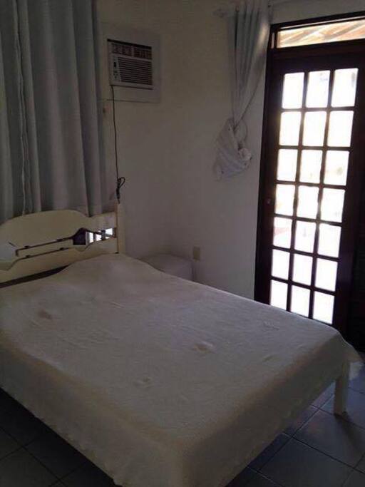 suíte com closet, varanda e ar-condicionado