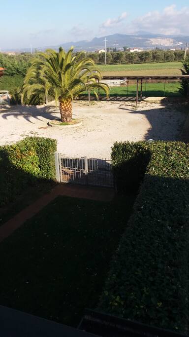 Vista dalla terrazza su Campiglia e sui 2 posti auto privati