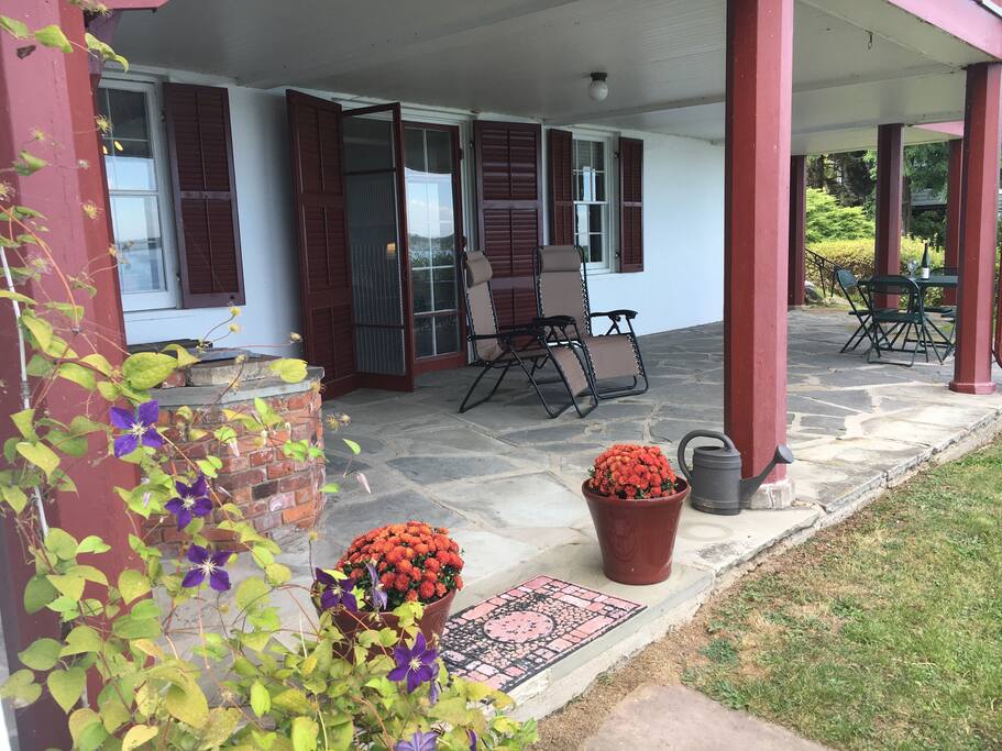 Ground floor entrance steps from parking place