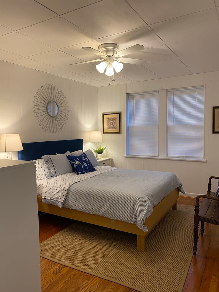 Chumba cha kulala #1 kiko karibu na bafu. Godoro jipya la povu la kumbukumbu na mito anuwai ili kukuhakikishia faraja yako!