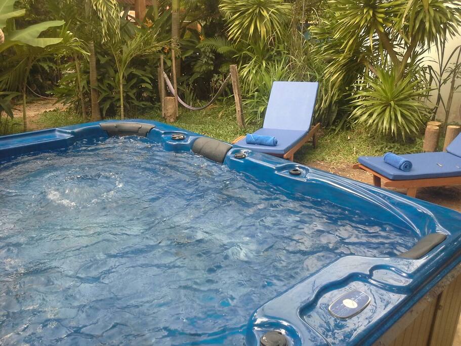 jacuzzi 7 places avec eau chaude , ozone, aromatherapy, buses de massages, blower,