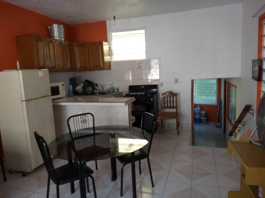 vista de sala comedor y cocina