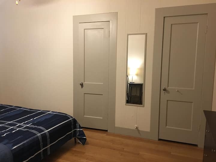 Dos armarios en el dormitorio