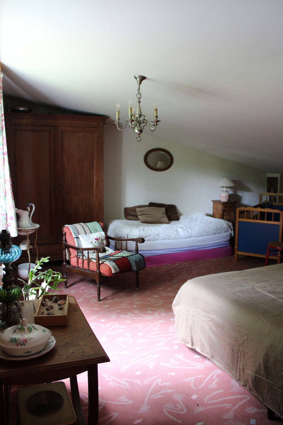 Dhomë gjumi e gjelbër: krevat tek ( mundësia e dyshekëve për t 'u vendosur në dysheme ) 