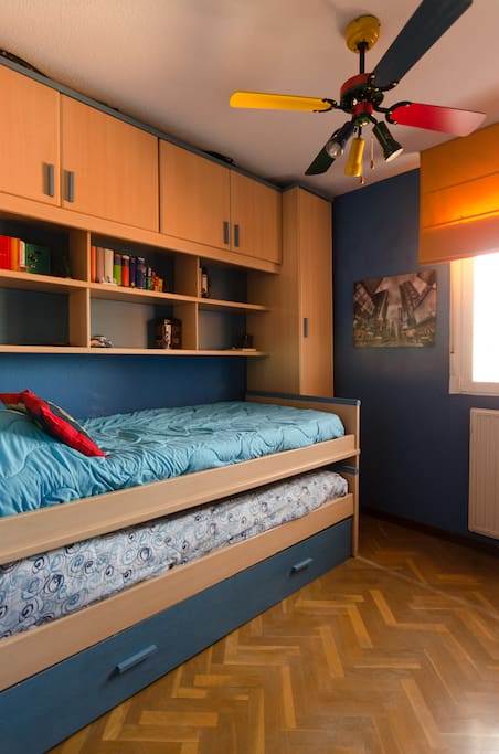 Bedroom with fan - Dormitorio con ventilador