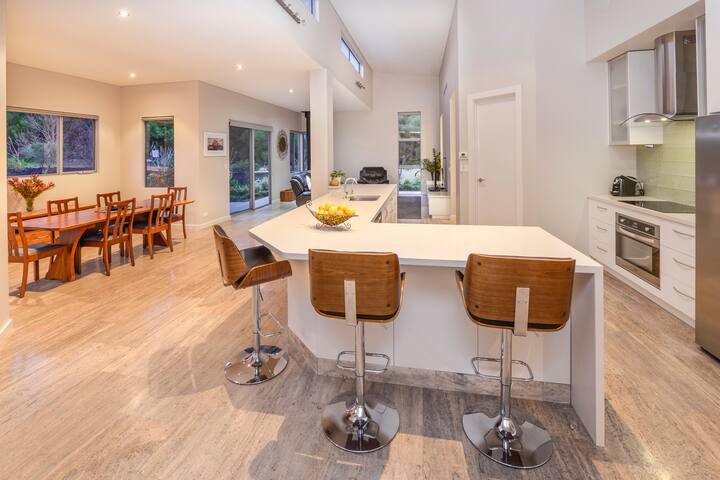 Latitude 33 gallery image 4