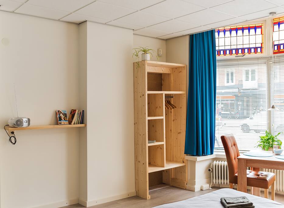 Ruime kamer, mooi glas-in-lood