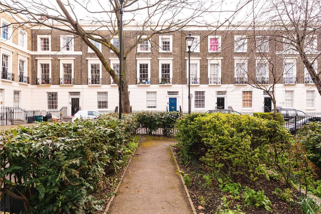 Private Garden Square with lovely green space in the centre of London