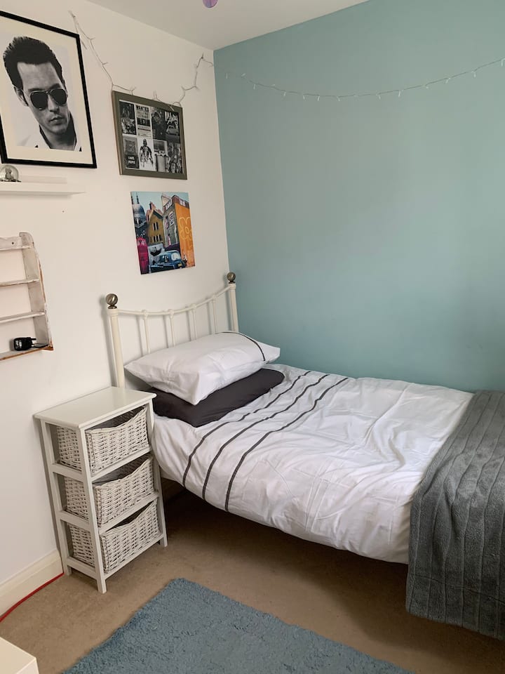 Single Bed For Monday To Friday Or Weekends - Amesbury