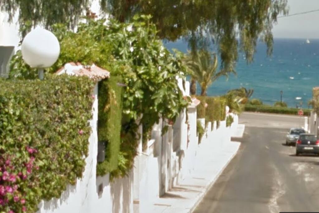 Just a few meters to the beach and resturants and shopping