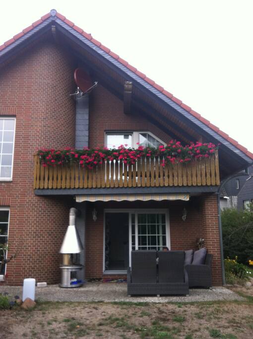Balkon mit Blumen im Sommer @->-