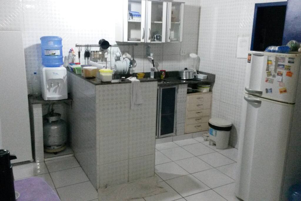 Cozinha com 2 geladeiras, fogão, pia, armários e todos utensílios para fazer aquela comidinha especial