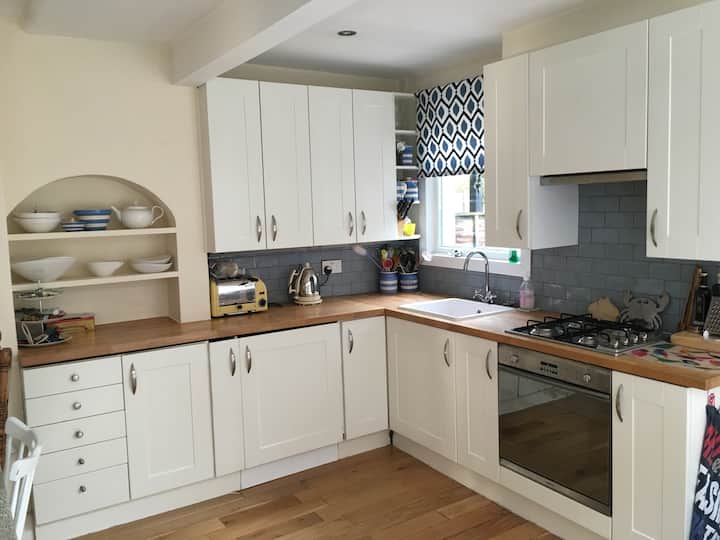 2 bedroom spacious garden flat (full use of flat)