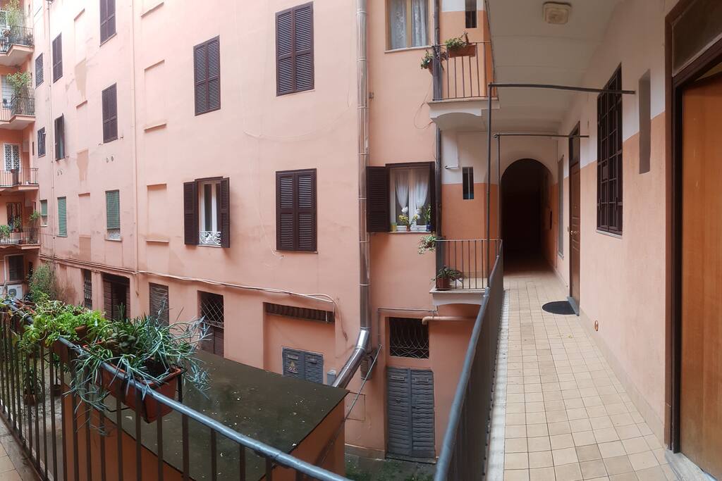 Cortile interno e porta d'ingresso sulla destra