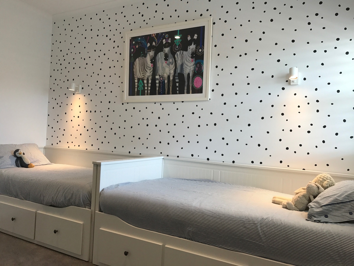 Მეოთხე საძინებელი - (2 ერთადგილიანი ან 1 დედოფალი)