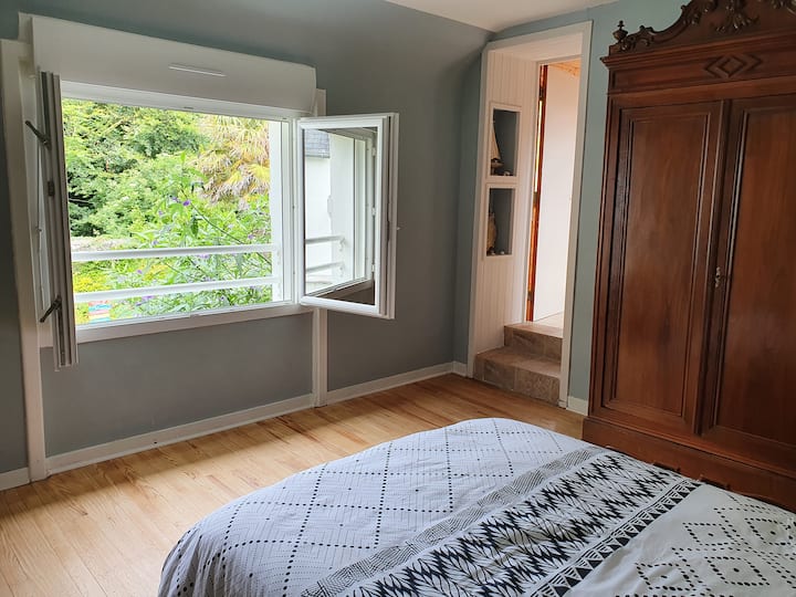 غرفة نوم رئيسية كبيرة بإطلالات على الحديقة 