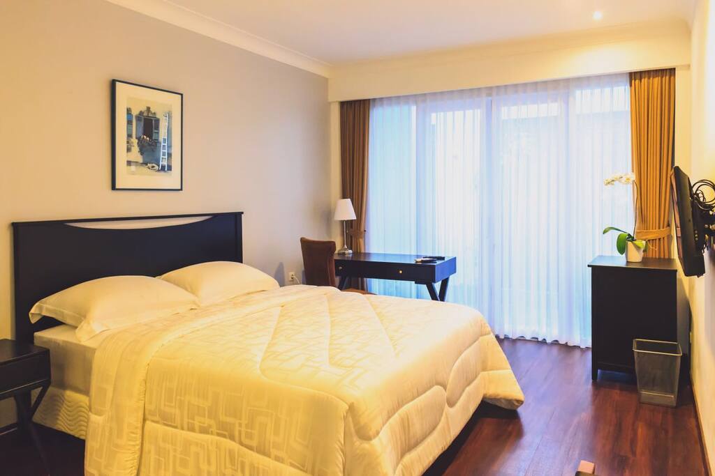 Queen bed room