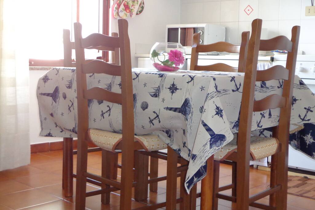 Tavolo e cucina - table and kitchenette
