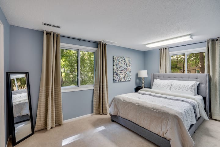 חדר שינה זוגי בגודל קווין סייז. פועל קצת יותר קריר משאר החדרים. מקום ל -2